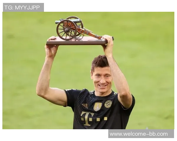 波兰国家队新名单公布莱万领衔泽林斯基皮亚特克入选 波兰国家队新名单公布莱万领衔泽林斯基皮亚特克入选