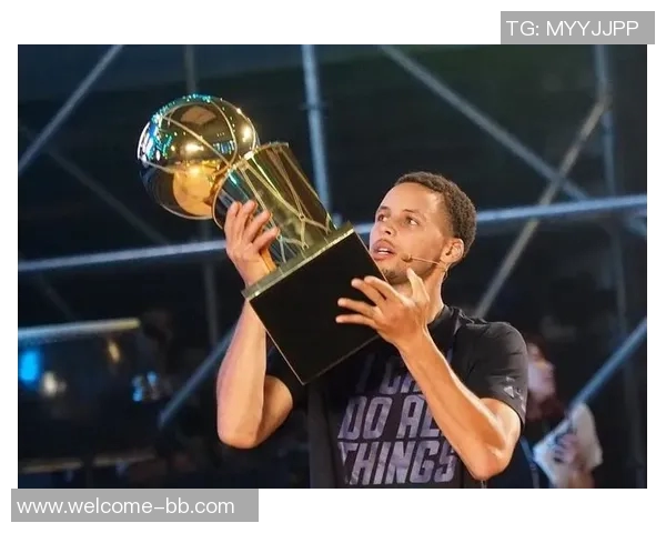 库里分享热身习惯不戴耳机以提升在喧闹环境中的专注力