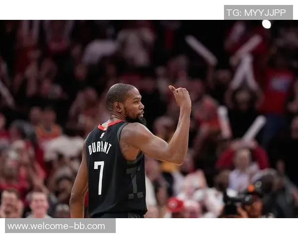 杜兰特被沃尔夫投篮失误砸脸愤怒吐槽投篮质量差劲的搞笑瞬间